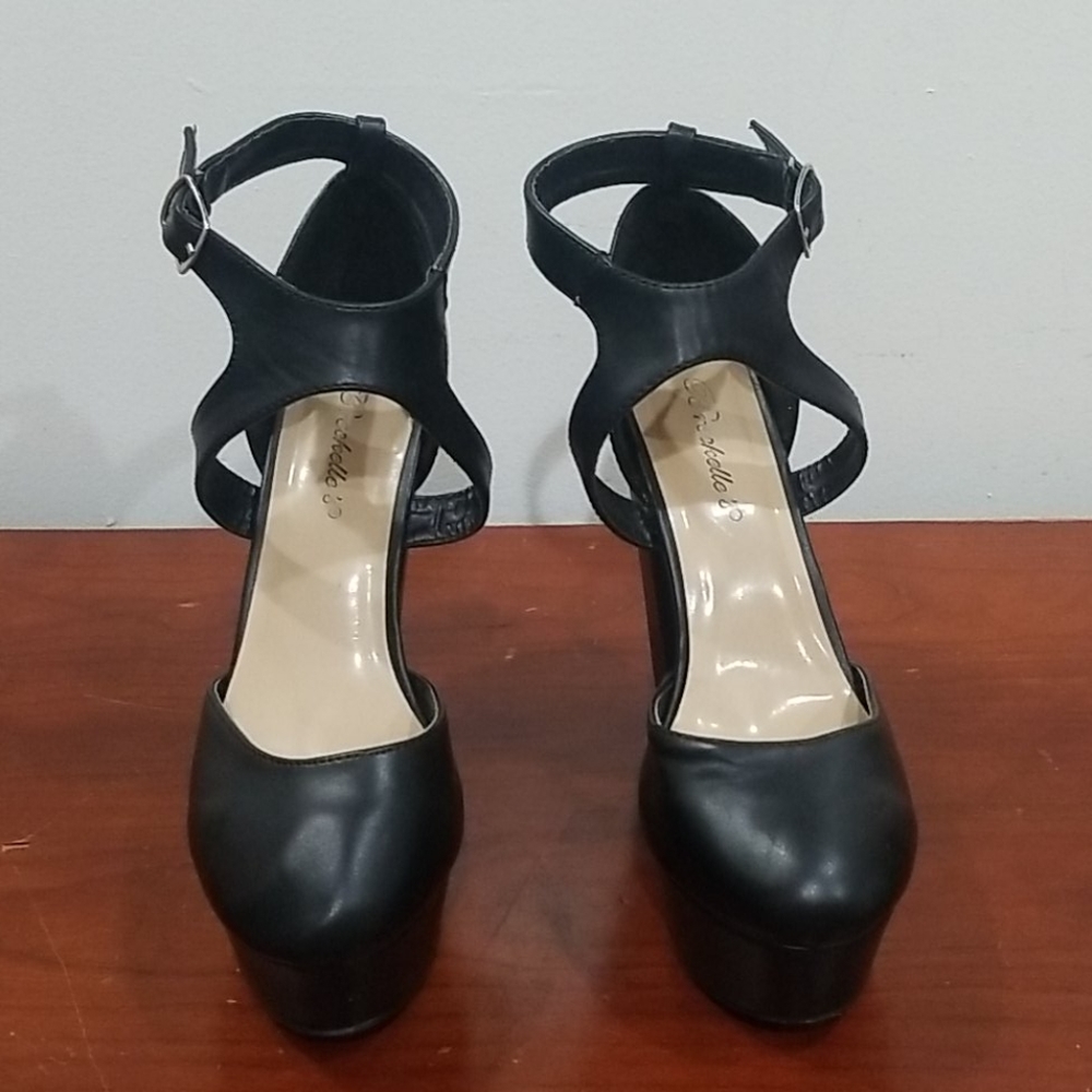 Breckelle's black grace size 8 platform heels